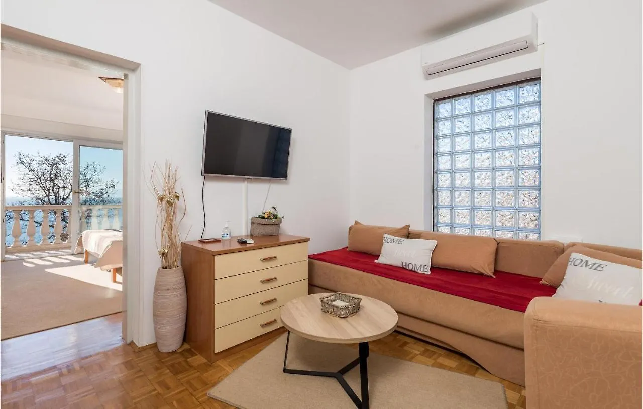 3 Bedroom Cozy Apartment In Opatija