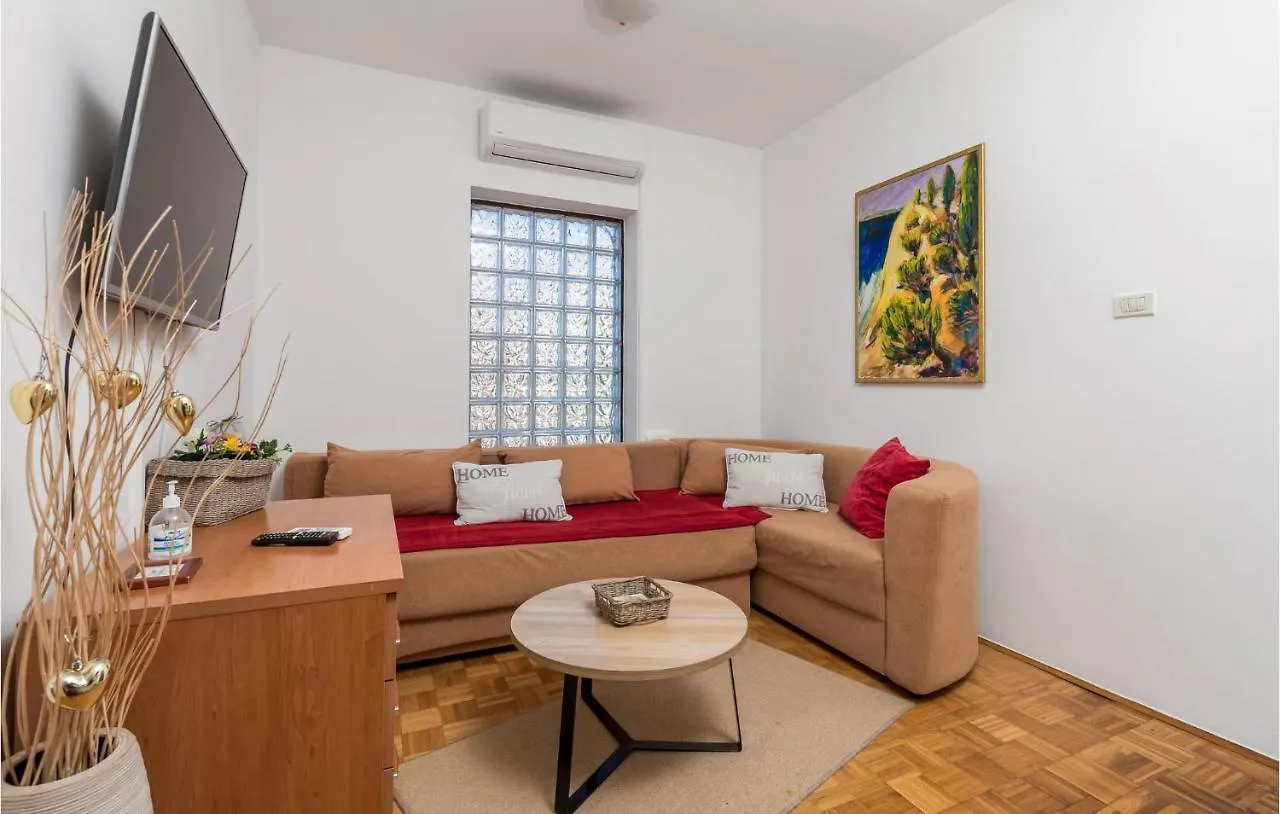 3 Bedroom Cozy Apartment In Opatija