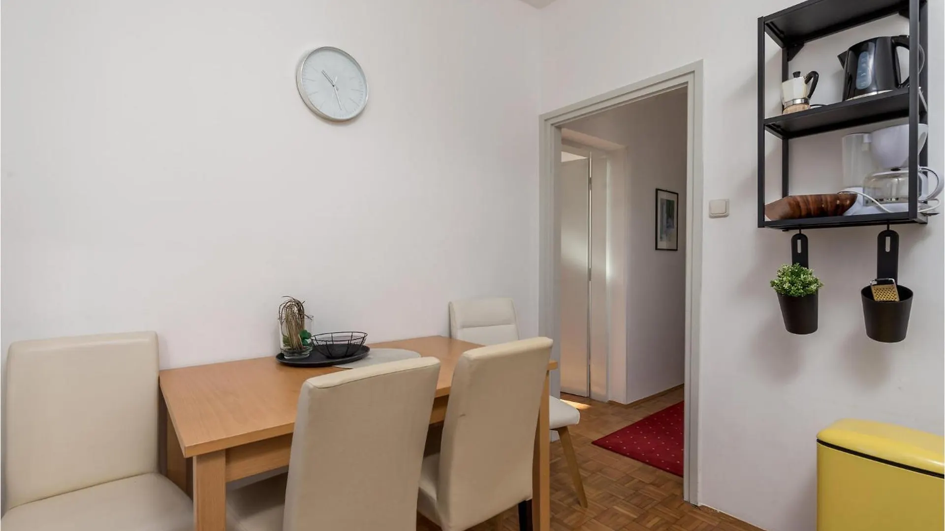 3 Bedroom Cozy Apartment In Opatija