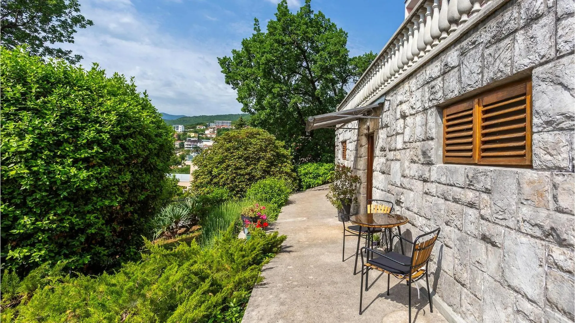 3 Bedroom Cozy Apartment In Opatija